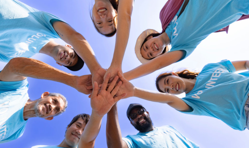 Voluntários da ONG atuando em atividades comunitárias